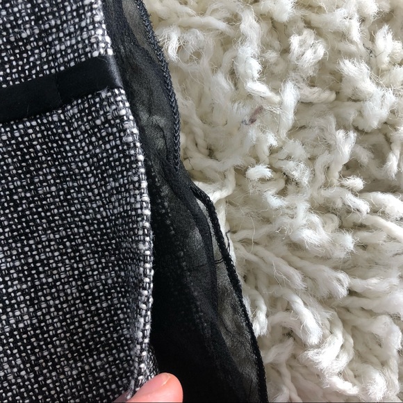 ⛔️SOLD⛔️MaxMara Gray back ruffle hem skirt size 4 - Picture 3 of 5